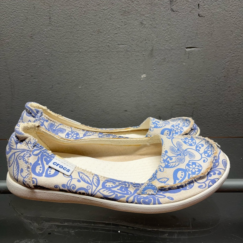 CROCS Women's Beige and Blue Patterned Flats